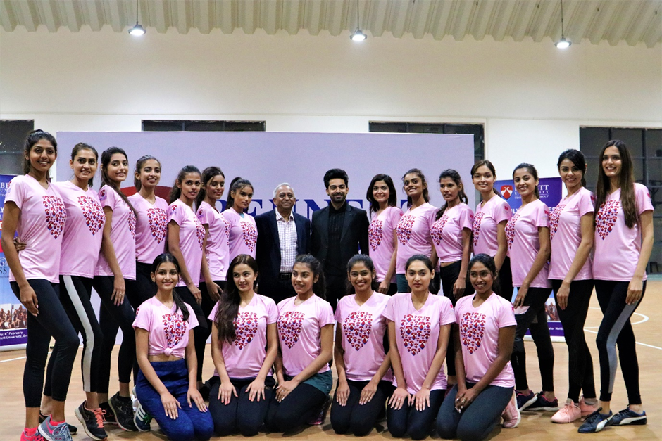 Contestants pose for a photograph with the chief guests Dean of student affairs Dr. Milind Padalkar and Television artist Paras Madan after the prize distribution ceremony.