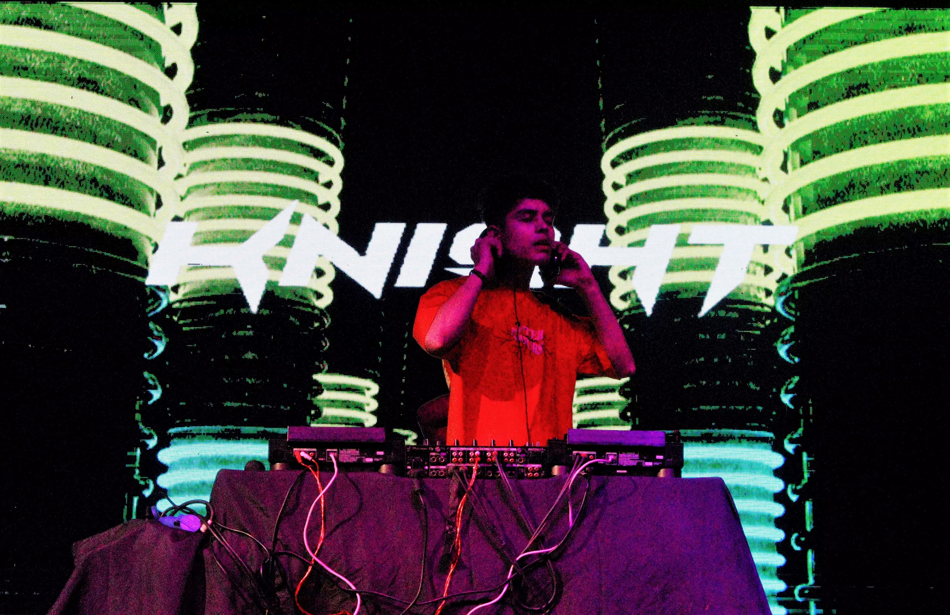 Neon DJ night wraps up day 3 of SportIkon